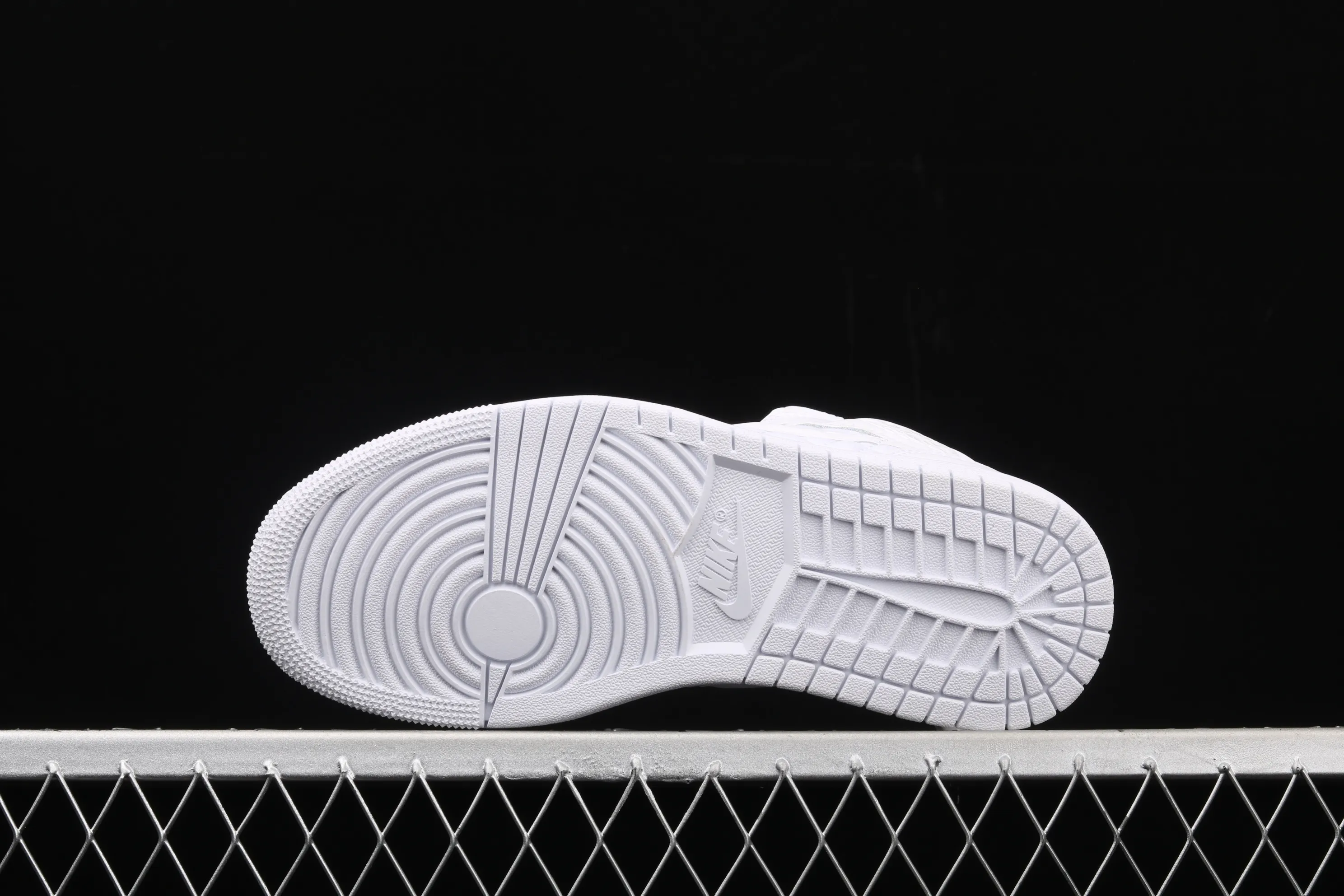 All Categories Air Jordan Jordan Series Basketball Shoes Air Jordan 1 Mid Air Jordan 1 Mid "Quilted White" AJ1 Joe 1 White Diamond "Little Chanel" Mid-top Versatile Casual Sports Shoes DB6078-100